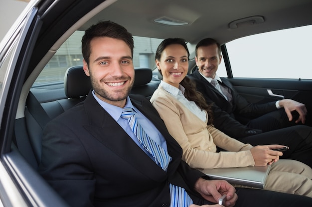 Equipo de negocios trabajando en el asiento trasero