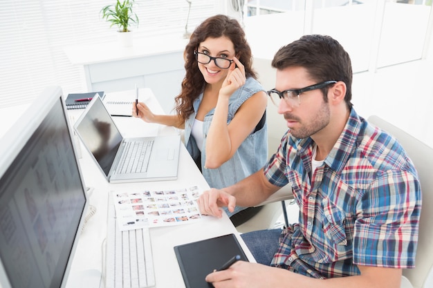 Equipo de negocios trabajando con computadora portátil y digitalizador