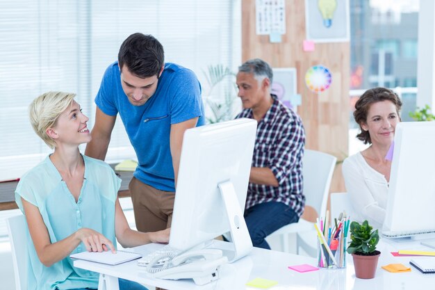 equipo de negocios trabajando en la computadora