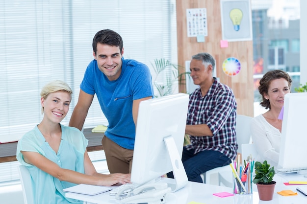 equipo de negocios trabajando en la computadora