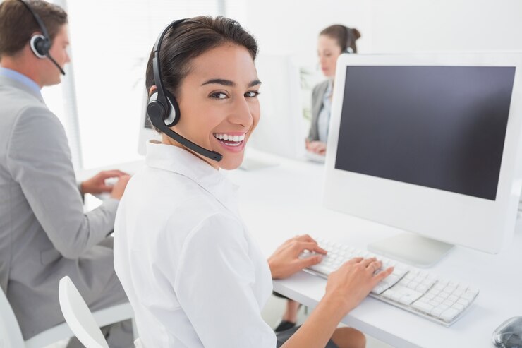 Foto equipo de negocios trabajando en computadoras y usando auriculares