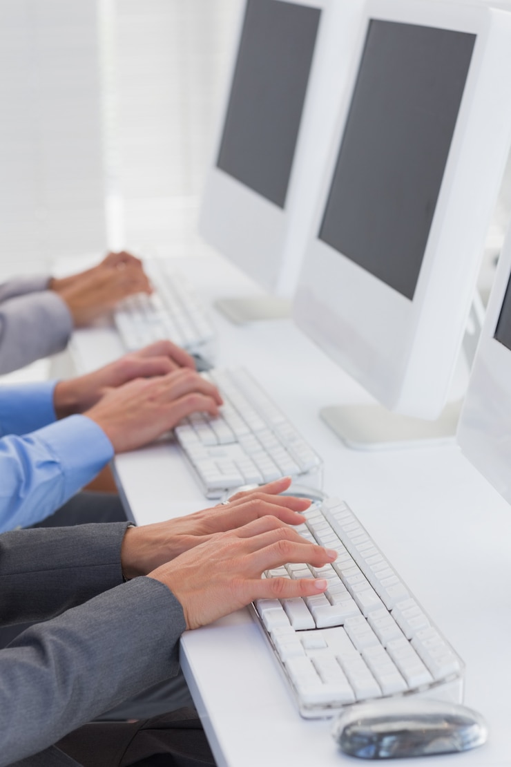 Foto equipo de negocios trabajando en computadoras