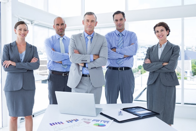 Equipo de negocios trabajando felizmente juntos en la computadora portátil