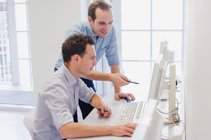 Foto equipo de negocios trabajando juntos en la computadora empresario discutiendo el proyecto en la oficina