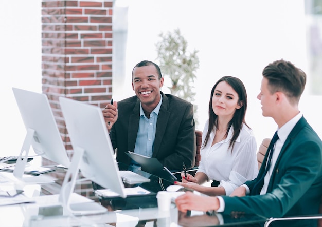 Equipo de negocios trabajando juntos en un escritorio en la oficina creativa