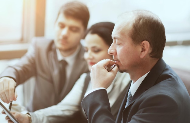 Equipo de negocios trabajando juntos para lograr mejores resultados en la oficina