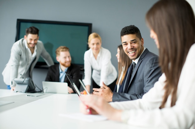 Equipo de negocios trabajando juntos para lograr mejores resultados