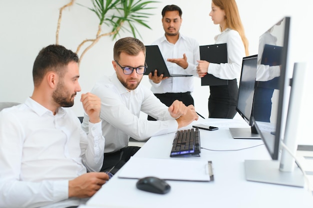 Equipo de negocios trabajando juntos en su proyecto empresarial en la oficina