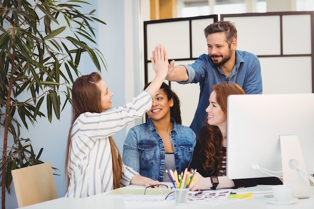 Foto equipo de negocios trabajando juntos