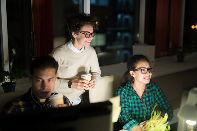 Equipo de negocios trabajando de noche