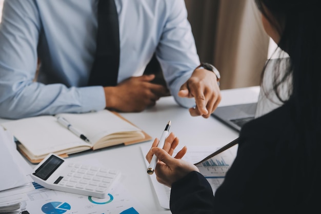 Equipo de negocios trabajando con un nuevo plan de proyecto de inicio y discusión de información para la estrategia financiera con portátil y tableta digital en una sala de negocios moderna