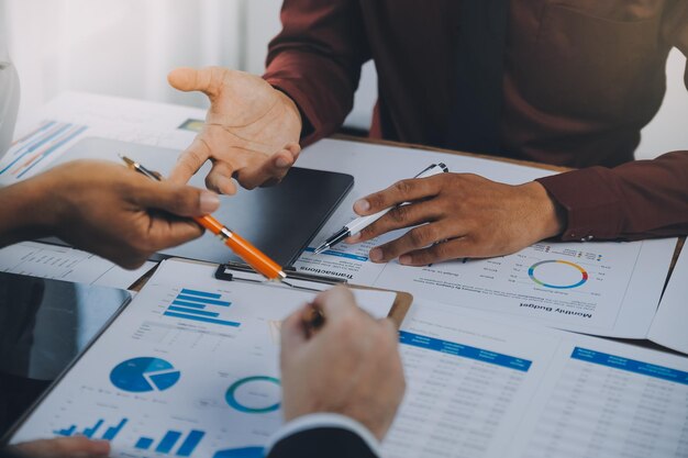 Foto equipo de negocios trabajando con un nuevo plan de proyecto de inicio y discusión de información para la estrategia financiera con portátil y tableta digital en una sala de negocios moderna