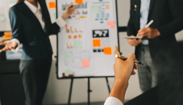 Equipo de negocios trabajando con un nuevo plan de proyecto de inicio y información de discusión para la estrategia financiera con computadora portátil y tableta digital en un salón de negocios moderno