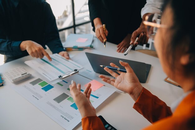 Equipo de negocios trabajando con un nuevo plan de proyecto de inicio y información de discusión para la estrategia financiera con computadora portátil y tableta digital en un salón de negocios moderno