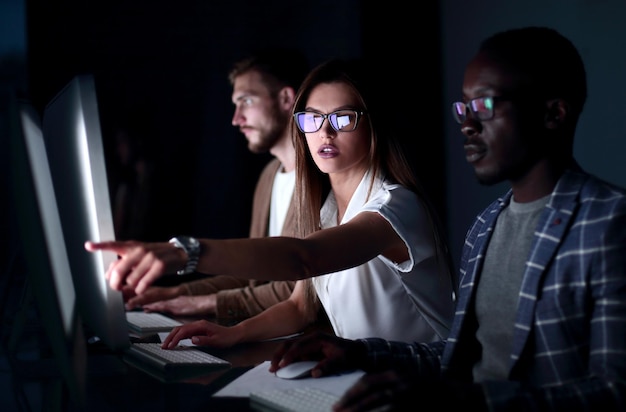 Equipo de negocios trabajando en la oficina después de horas