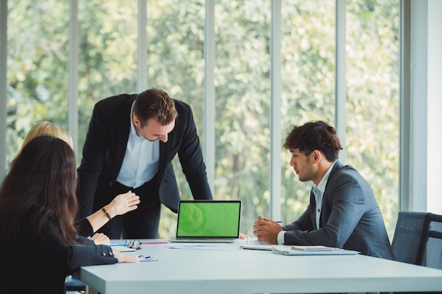 Equipo de negocios trabajando en oficina moderna