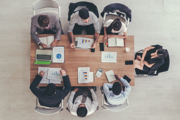 Equipo de negocios trabajando en oficina moderna