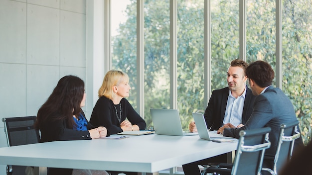 Equipo de negocios trabajando en oficina moderna