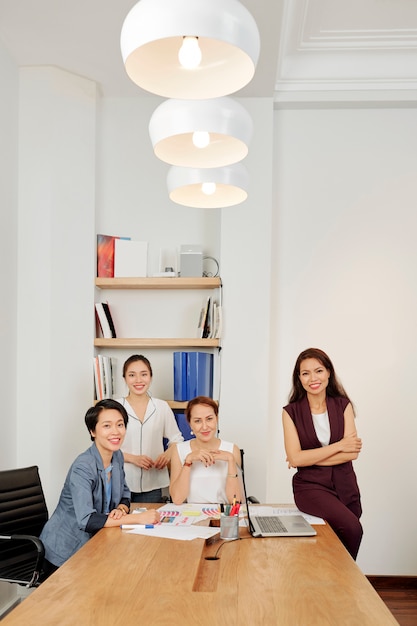 Equipo de negocios trabajando en la oficina