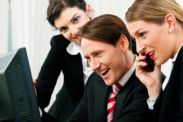 Equipo de negocios trabajando en la oficina.