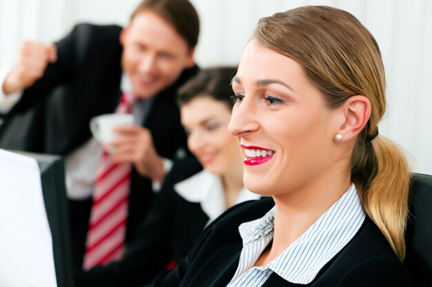 Equipo de negocios trabajando en la oficina.