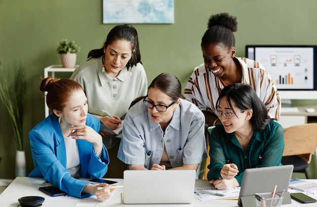 Equipo de negocios trabajando con presentación en línea.