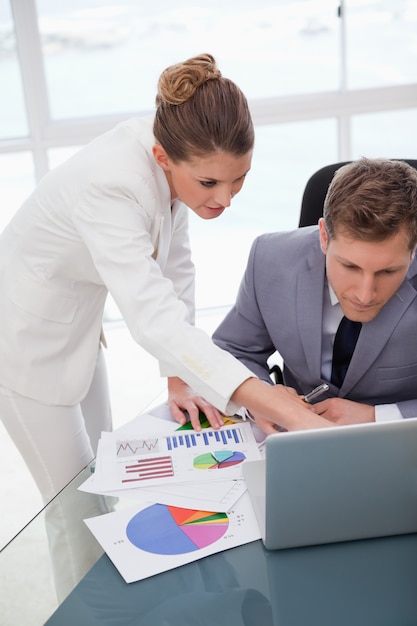 Equipo de negocios trabajando en resultados de encuestas