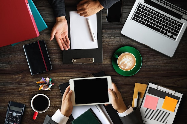 Equipo de negocios trabajando en sus computadoras la vista desde las dos mejores computadoras portátiles