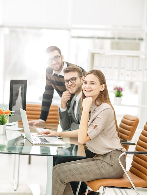 equipo de negocios en el trabajo en la oficina en un día laboral.