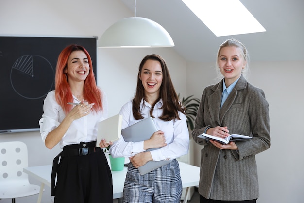 Equipo de negocios de tres mujeres jóvenes en la oficina.