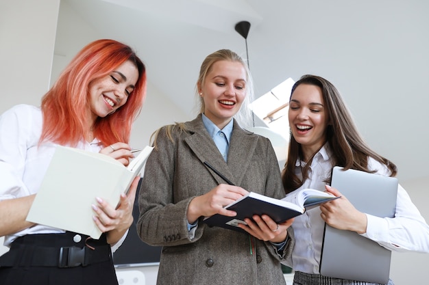 Equipo de negocios de tres mujeres jóvenes en la oficina.