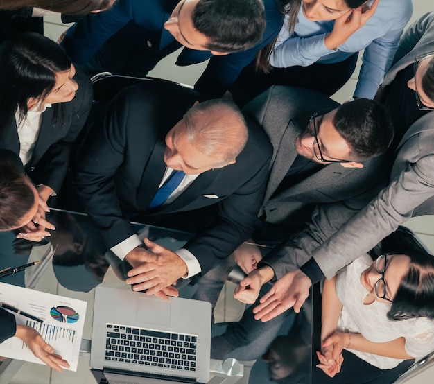 Equipo de negocios de vista superior aplaudiendo en el lugar de trabajo