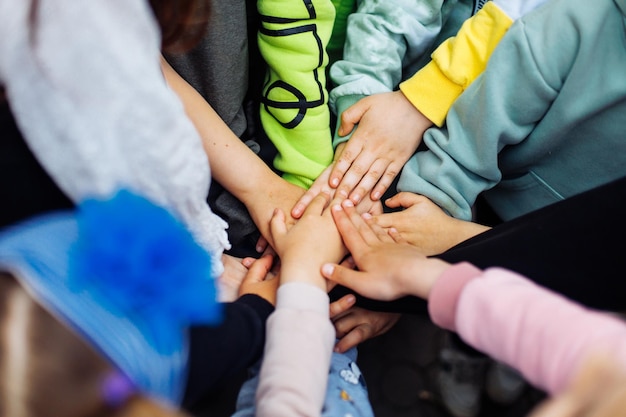 Equipo de niños se unen y se unen para ganar el juego en el patio de recreo Vacaciones de verano en el centro turístico del campamento Caminar y jugar al aire libre actividad deportiva y recreación de estilo de vida saludable