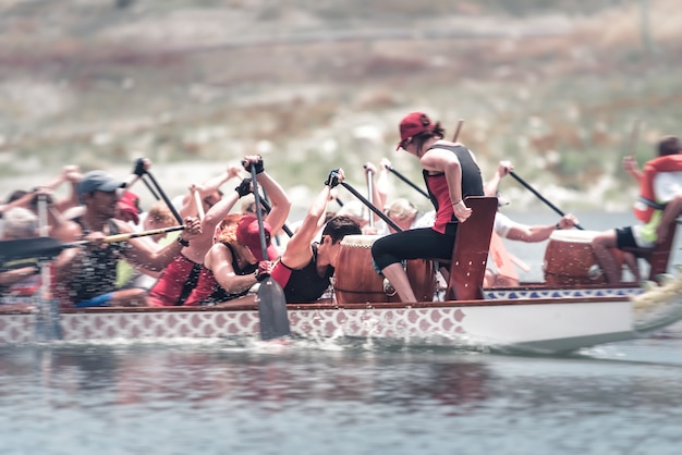 Equipo no identificado compite en carreras de botes dragón