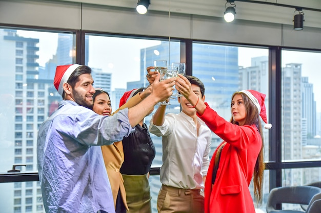 El equipo de la oficina de negocios celebra la fiesta de Navidad Feliz año nuevo