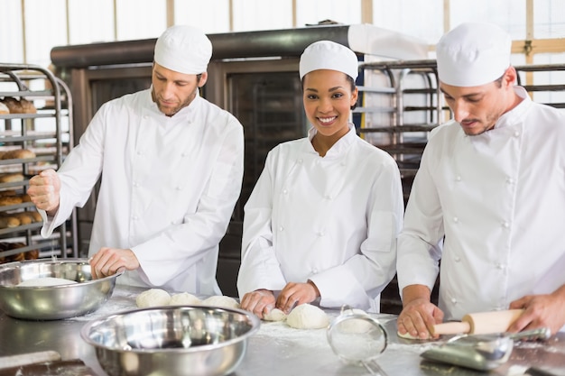 Equipo de panaderos preparando masa