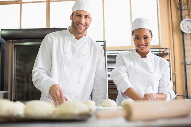 Equipo de panaderos preparando masa