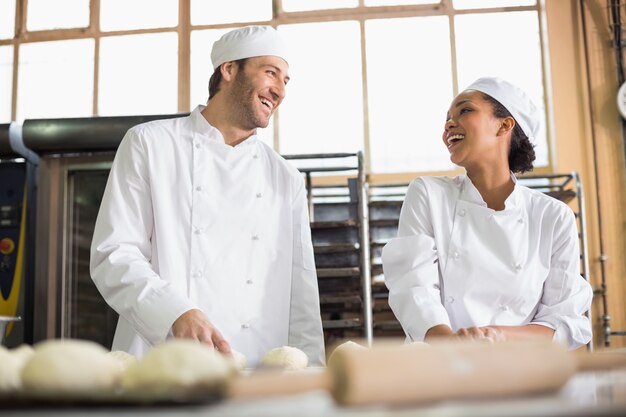 Equipo de panaderos preparando masa