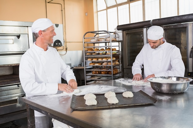 Equipo de panaderos preparando masa