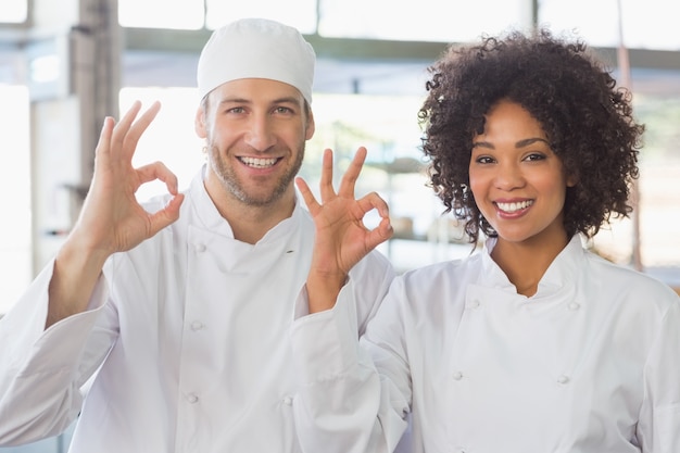 Foto equipo de panaderos sonriendo a la cámara