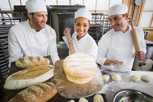 Equipo de panaderos trabajando juntos