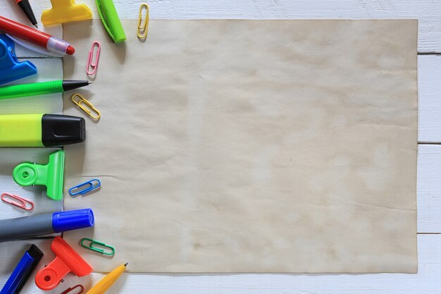 Equipo de papel y papelería viejo vintage marrón sobre un suelo de madera blanco