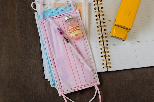 Equipo de papelería en una variedad de artículos de útiles escolares en horarios escolares.