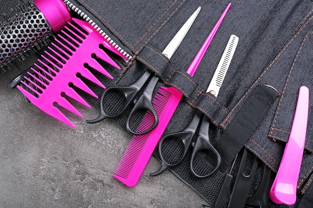 Equipo de peluquería profesional en estuche negro sobre fondo gris