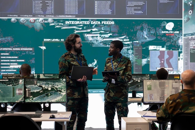 Equipo de personal militar realizando reuniones informativas para actualizar a los militares sobre la situación de la misión