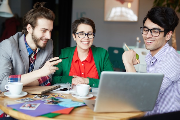 Equipo de personas creativas que trabajan en la reunión