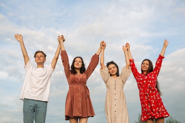 equipo de personas con las manos en alto