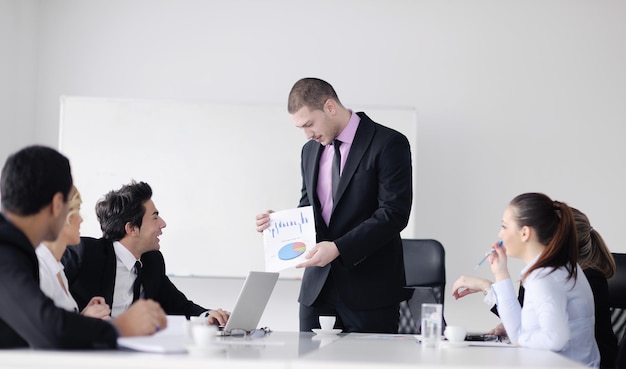 equipo de personas de negocios en una reunión en un entorno de oficina moderno y ligero.