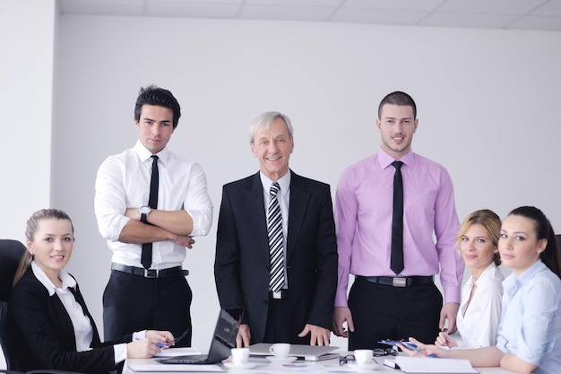 equipo de personas de negocios en una reunión en un entorno de oficina moderno y ligero.