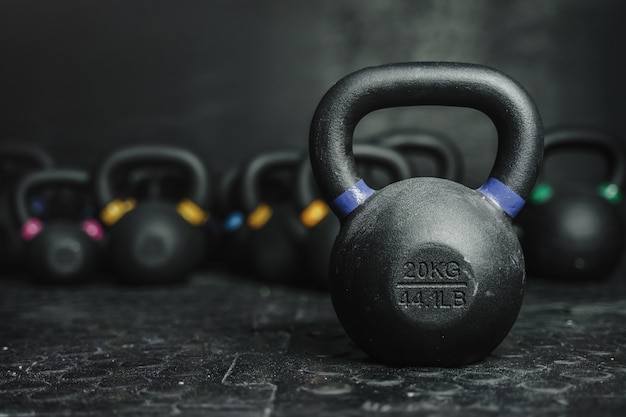 Equipo de pesas rusas en la oscuridad en el gimnasio crossfit